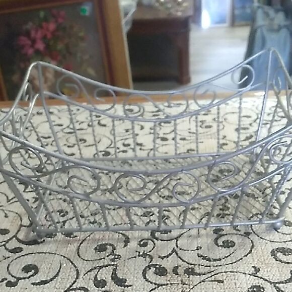 Elegant Gray Metal Wire Basket - Picture 1 of 8